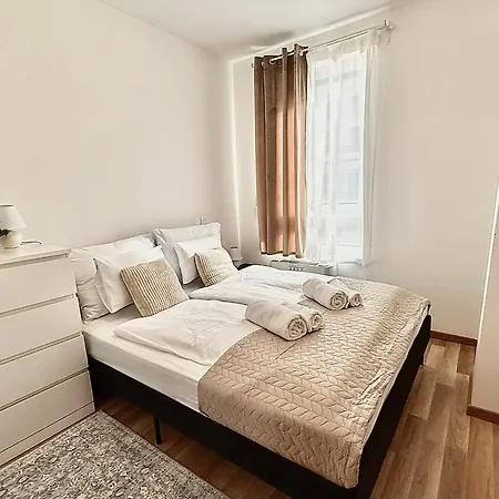 Local-lux G3 - Private Parking & Balcony *